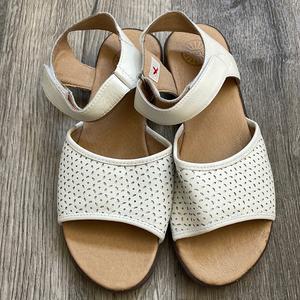 Brand New UGG Australia Kids Cathrin White Leather Hook and Loop Closure Sandals